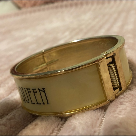 β Shoe Queen β Magnetic Gold Bracelet - Picture 3 of 6